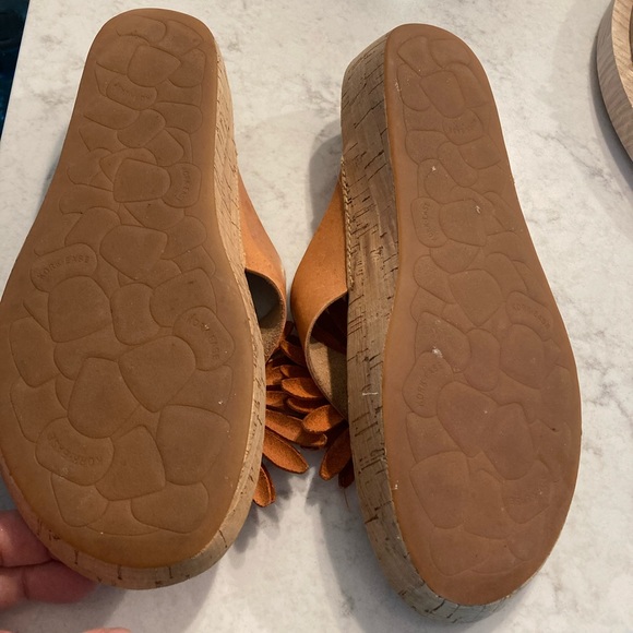 Barely worn like new Korkease Sandals with three floral accessories sz 8 - Picture 4 of 4